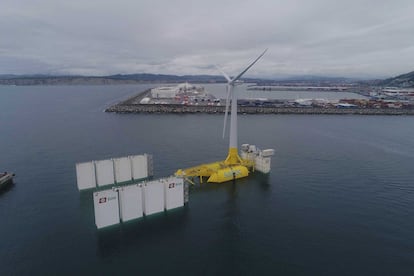 Plataforma eólica flotante Demosath, en el puerto de Bilbao.