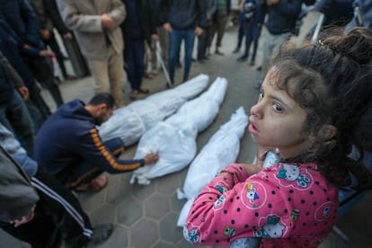 Una niña observa este domingo cómo un hombre llora a un familiar muerto en un ataque aéreo israelí el sábado, durante su funeral en Deir al-Balah, en el centro de la franja de Gaza.