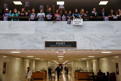 Simpatizantes de Christine Blasey Ford protestan dentro del Capitolio durante su testificación.