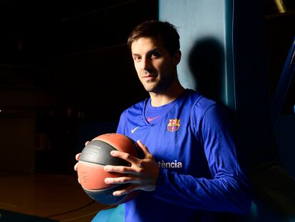 Laprovittola posa en la cancha de baloncesto de la Ciudad Deportiva del Barcelona en Sant Joan Despí.
