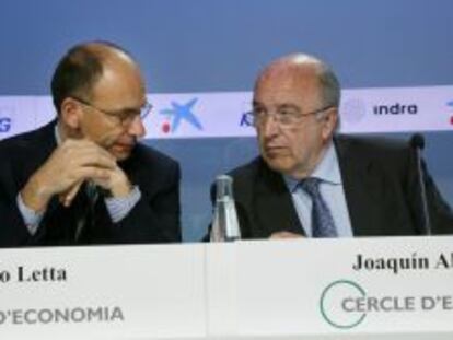 El ex primer ministro de Italia, Enrico Letta (i), conversa con el vicepresidente de la Comisi&oacute;n Europea, Joaqu&iacute;n Almunia (d), al inicio de las jornadas de la XXX Reuni&oacute;n del C&iacute;rculo de Econom&iacute;a.