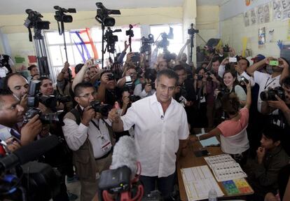 Jaime Rodriguez, alias 'El Bronco', acudió a votar rodeado de prensa. Es el candidato más popular en estas elecciones. Se presenta como independiente a gobernador de Nuevo León.