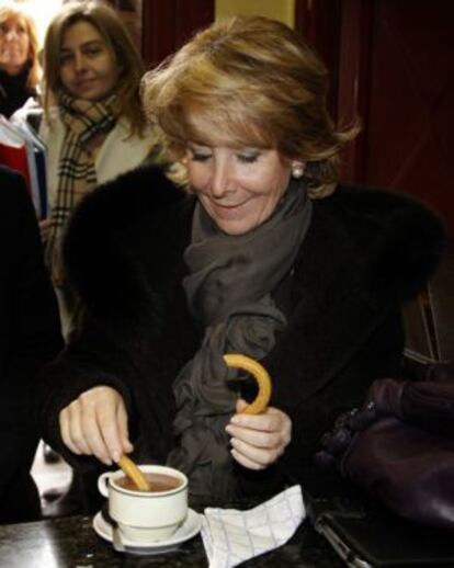 Esperanza Aguirre tomándose un café con churros.