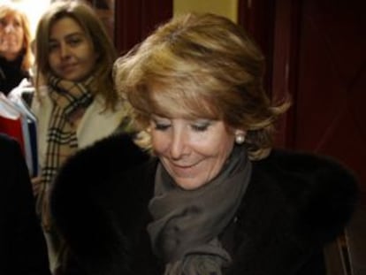 Esperanza Aguirre tomándose un café con churros.