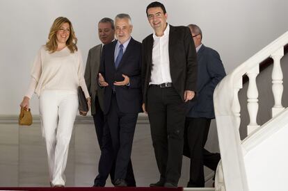 José Antonio Griñán entre Susana Díaz y Mario Jiménez el día que anuncia que no se volverá a presentar.