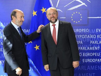 El secretario general del PSOE, Alfredo Pérez Rubalcaba, con el socialdemócrata alemán Martin Schulz.