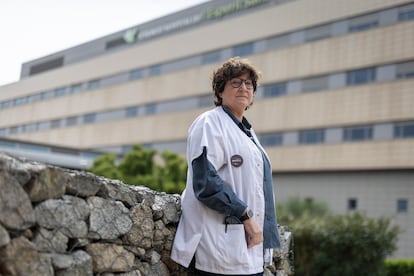 La doctora Sílvia López Coll, junto a la Fundació Hospital Esperit Sant de Santa Coloma de Gramanet, el pasado 4 de abril.