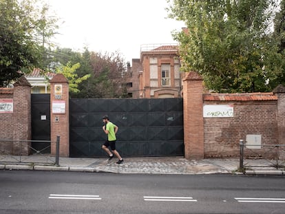 Fachada de la residencia de primera infancia Rosa en el barrio de Chamartín, este sábado.