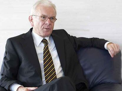 Hans-Gert Poettering, presidente del Parlamento Europeo, en un momento de la entrevista.