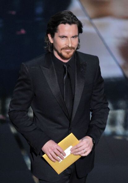 El actor Christian Bale apostó por el negro: traje de Gucci, camisa negra y corbata fina de satén.