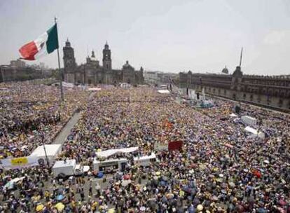 Miles de manifestantes escuchan el discurso de López Obrador ayer en la plaza del Zócalo, en Ciudad de México.