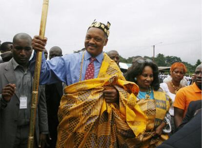 El reverendo Jesse Jackson, coronado príncipe simbólicamente en Costa de Marfil.