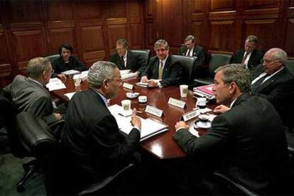 Bush, junto a su equipo de colaboradores en una reunión el 2 octubre de 2001, días después del 11-S.