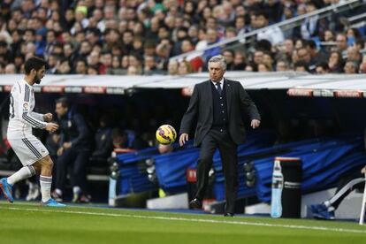 Ancelotti pasa el balón a Isco