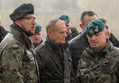 Donald Tusk, este lunes con las tropas polacas en Orzysz, en el noreste de Polonia.