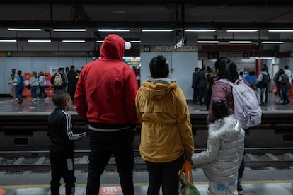 Una familia se prepara para tomar el metro de Atlalilco a Mixcoac.