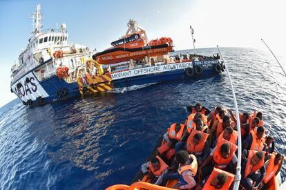 El barco de rescate Topaz Responder de la ONG maltesa Moas y la Cruz Roja italiana, participa en el rescate de migrantes. 