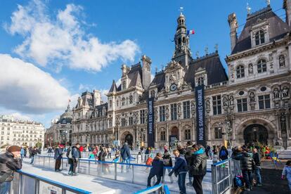 Una pista de hielo frente al Ayuntamiento de París, en la Place de l'Hôtel de Ville.