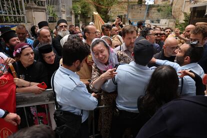 Forcejeo entre peregrinos cristianos y miembros de las fuerzas de seguridad israelíes, que les impedían el acceso a la ciudad vieja de Jerusalén, este sábado.