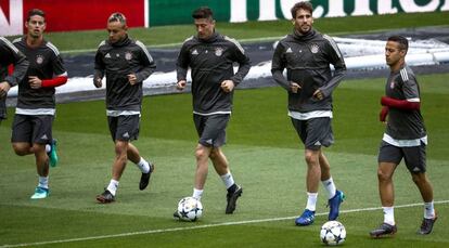 Javi Martínez, junto a Thiago, Lewandowski, Rafinha y James.