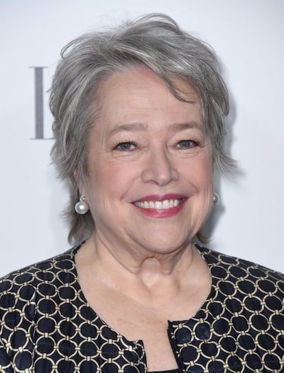 "O câncer de mama flui como um rio em minha família". Foi dessa maneira contundente que a atriz Kathy Bates anunciou aos meios que tinha a doença. "Minha mãe e minha sobrinha tiveram-na, minha tia morreu. Até que se faz os exames e eles dão negativo, como eu fiz, não se pode pensar que está tudo bem". Depois de ter sido diagnosticada com um tumor nos ovários em 2003, a atriz descobriu que também padecia de câncer de mama. Assim, em 2012 se submeteu à retirada dos dois seios.