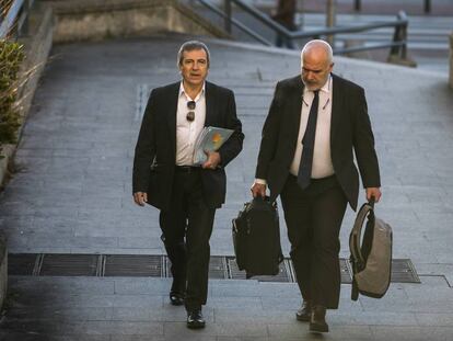 Ginés Jiménez, a la izquierda, junto con su abogado Óskar Zein, a la entrada de la Audiencia Provincial. 