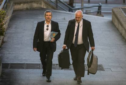 Ginés Jiménez, a la izquierda, junto con su abogado Óskar Zein, a la entrada de la Audiencia Provincial.