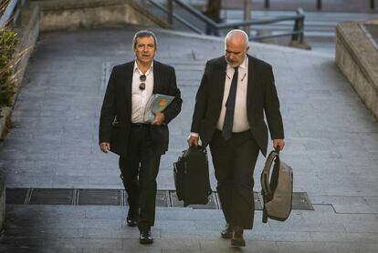 Ginés Jiménez, a la izquierda, junto con su abogado Óskar Zein, a la entrada de la Audiencia Provincial. 