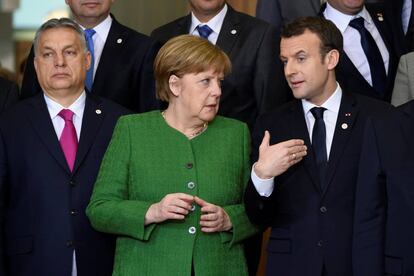 Viktor Orban, a la izquierda, junto a la canciller Angela Merkel y el presidente franc&eacute;s Emmanuel Macron este viernes en Bruselas.