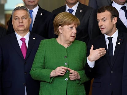 Viktor Orban, a la izquierda, junto a la canciller Angela Merkel y el presidente franc&eacute;s Emmanuel Macron este viernes en Bruselas.