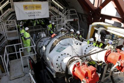 La tuneladora <i>Gran Vía</i> comenzó ayer los trabajos para conectar las estaciones de Atocha y Chamartín.