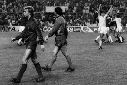 Archibald y Urruti abandonan el campo tras perder en los penaltis la final contra el Steaua.