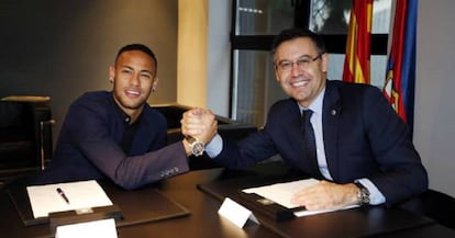 Neymar e Bartomeu no dia da renovação do contrato do jogador até 2021.