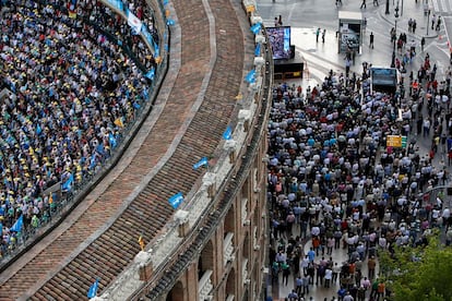 Con la plaza de toros de Valencia atiborrada, numerosos simpatizantes del PP siguen el mitin por pantallas gigantes en la calle.