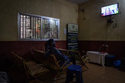 Sala de televisión del centro Sajed para atención a personas drogodependientes de Conakry.
