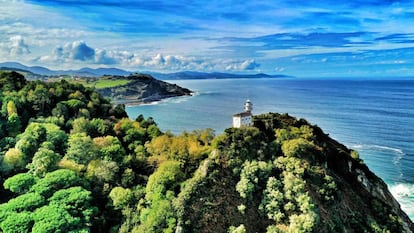 El faro de San Antón corona el Ratón de Getaria; al fondo, la vista se pierde hasta el cabo Machichaco.