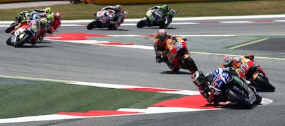 Jorge Lorenzo (delante), seguido por Marc Márquez (d) y Dani Perosa (26), durante la carrera de MotoGP del Gran Premio de Cataluña.