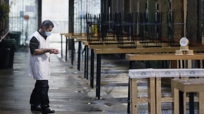 Empty tables at the market in Santiago de Compostela in Galicia, which has shut down food and drink establishments.