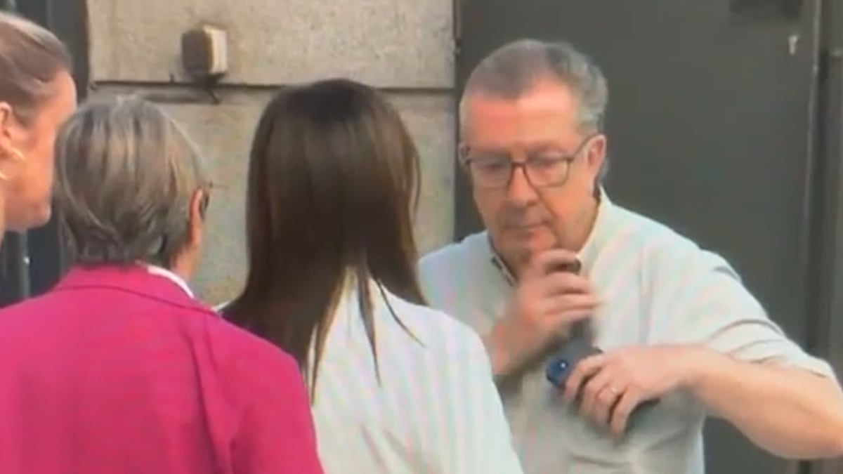 El momento en el que Ana Vázquez le da el bote de gas pimienta a un trabajador del PP