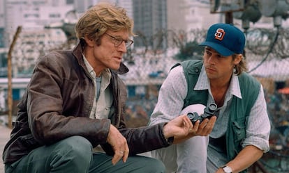 Robert Redford y Brad Pitt durante en la película 'The Spy Game' en 2001. 