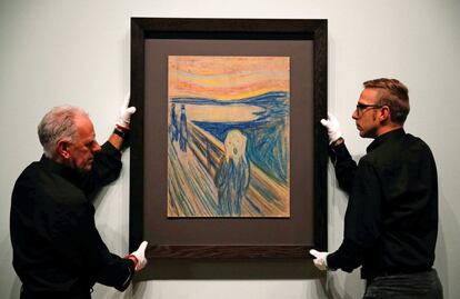 Empleados cuelgan la obra 'El grito', del noruego Edvard Munch, durante los preparativos para la exposición "Munch: Van Gogh" en Ámsterdam (Holanda).