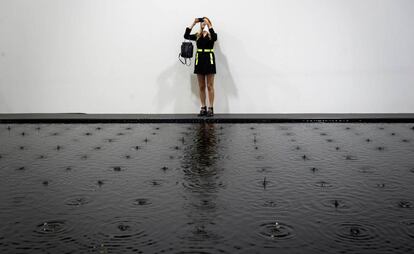 Una visitante fotografía la obra 'Rose of Nothingness', del artista israelí Belu-Simion Fainaru.