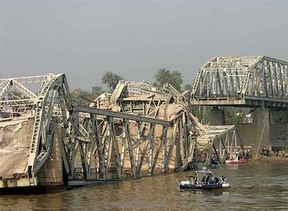 Miembros de la policía fluvial iraquí y de Protección Civil buscan víctimas del atentado con camión bomba en el puente de Sarafiya ayer en Bagdad.