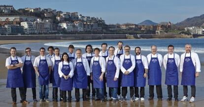 Foto de familia de los 20 chefs en la playa de la Concha de San Sebastián.