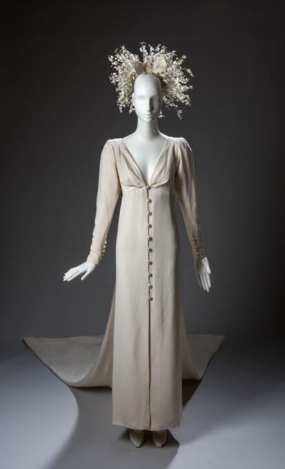 Los trajes de novia marcaron la trayectoria del diseñador. Realizó varios en diferentes épocas y con un marcado tono innovador y rupturista, marca del creador.