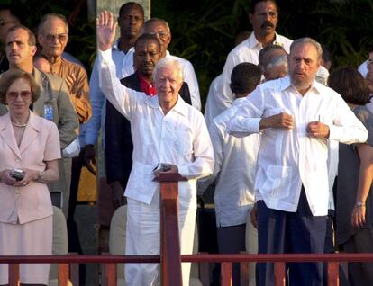 El ex presidente norteamericano Jimmy Carter , junto a Fidel Castro ( d) , recibe los aplausos de varios estudiantes cubanos durante su visita a una escuela en La Habana, en mayo de 2002. Carter fue el primer exmandatario en visitar la isla.
