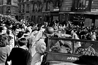 La liberación de París durante la Segunda Guerra Mundial. Gran recibimiento a los soldados de la segunda División Blindada francesa en Los Campos Elíseos, el 26 de agosto de 1944.