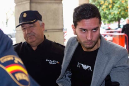 J.G.A., de 23 años, pasa a disposición judicial acusado de atropellar y matar a Silvia Reyes, de 20 años, en las inmediaciones de una discoteca en Sevilla.