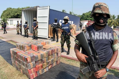 Miembros de la Marina tras un decomiso de cocaína en el puerto de Manzanillo en 2007.