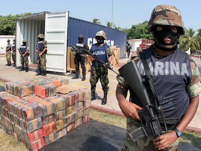 Miembros de la Marina tras un decomiso de cocaína en el puerto de Manzanillo en 2007.